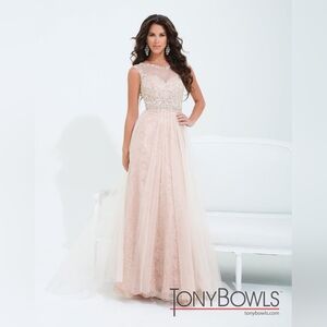 NWT Size 8 Tony Bowls Rose Lace Embellished Evening Gown
